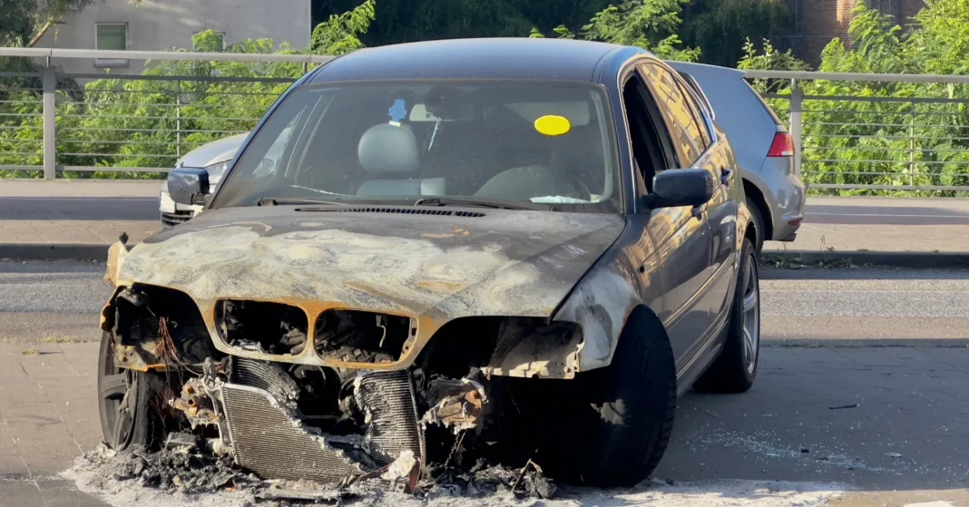 „Budete následovat Kirka do pekla,“ varuje poslance AfD Baumanna bujůvka Antifa. V noci shořelo jeho auto