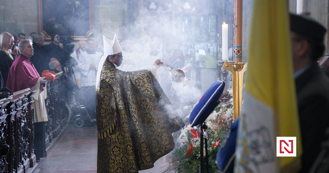 Aircraft Honor Duke’s Funeral: Strach Reads Bible, Vondra among Pallbearers – Deník N