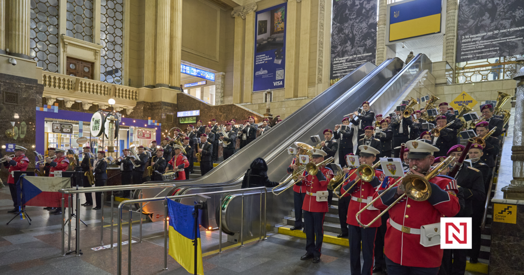 Surprise in Kyiv: Czech Castle Guard Performs Before Blood-Stained 1968 Flag