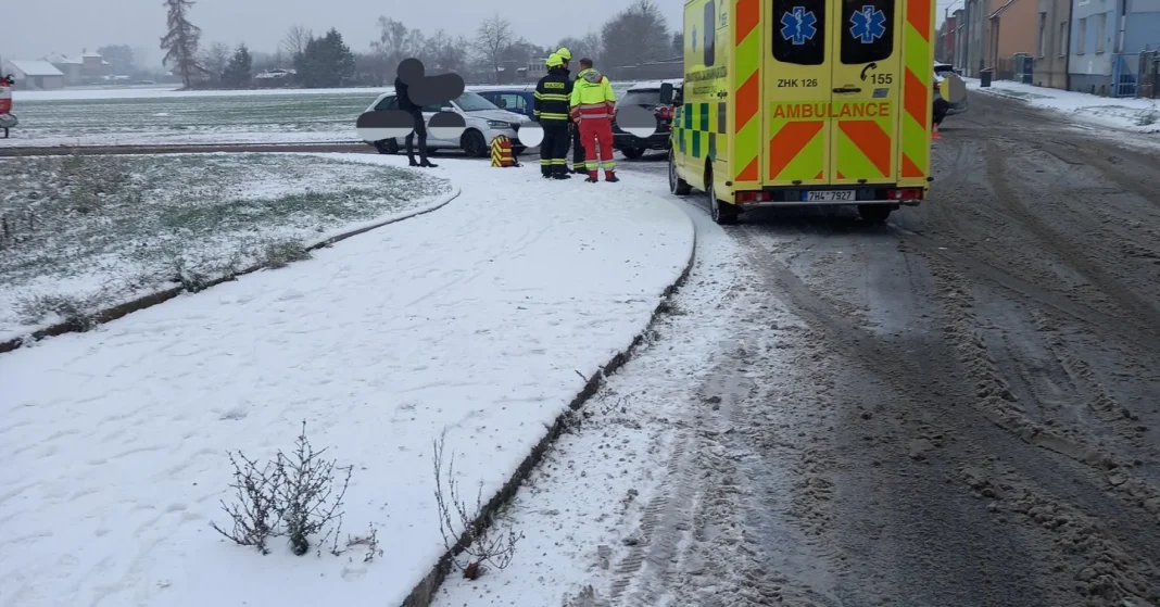 Snow Disrupts Czech Transportation: New Snowfall Expected in Eastern Regions