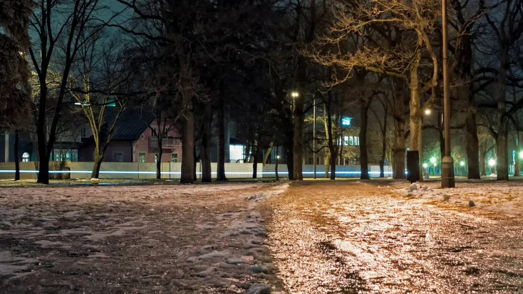 Freezing Rain Alert: Ice Conditions Expected Overnight in Prague, Warns Meteorological Institute