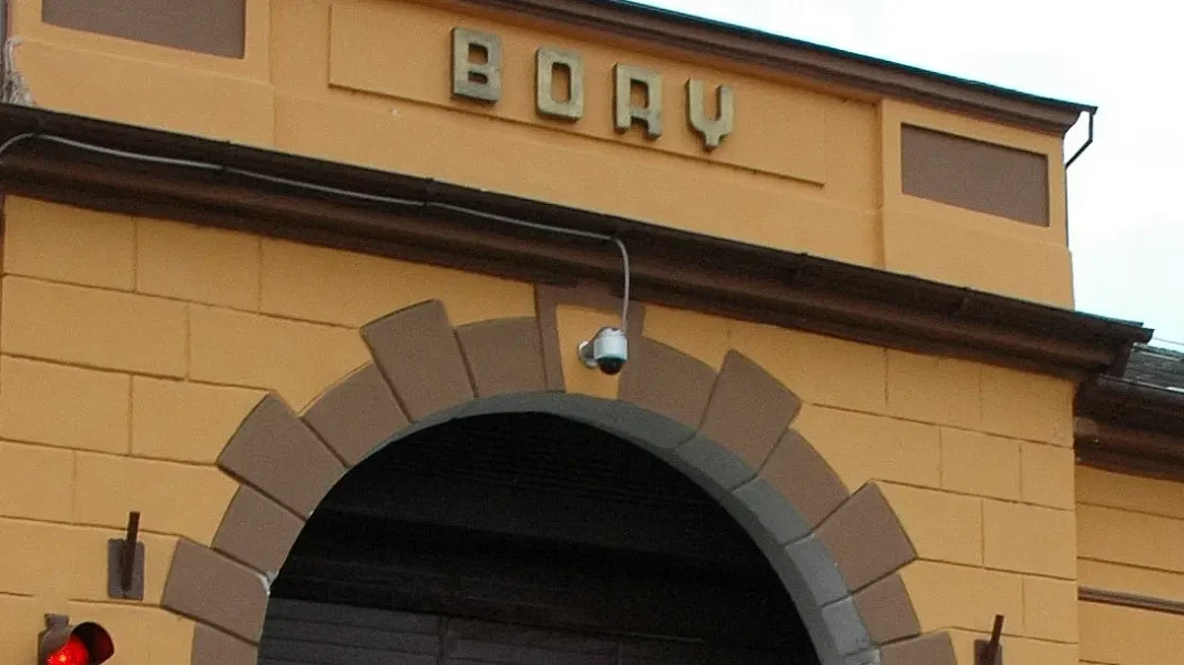 Prison Guard from Pilsen Smuggled Anabolics and Tobacco for Inmate Friend for Payment