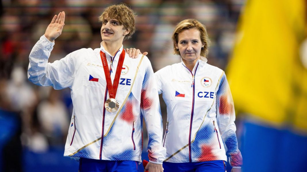 Would You Play Mozart with a Cheat? How a Swimmer Breaks Barriers with a Smile and Blindfolded