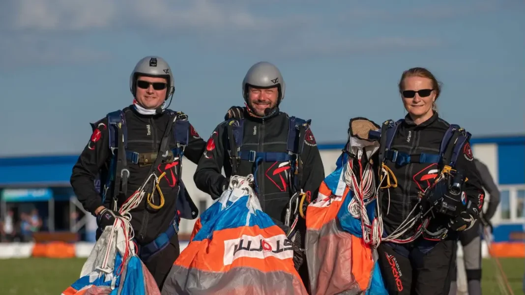 Three Czechs Aim for World Record in Mass Parachute Formation
