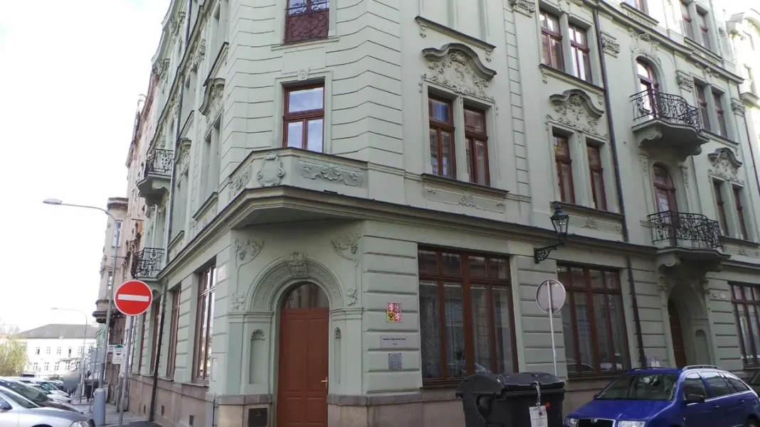 Plzeň Prosecutor Calls Boss “Paňmáma” – Court Rules It’s Not an Insult