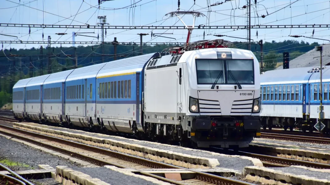 Train in Roudnice Damages Overhead Lines Again, 400 Passengers Evacuated by Firefighters