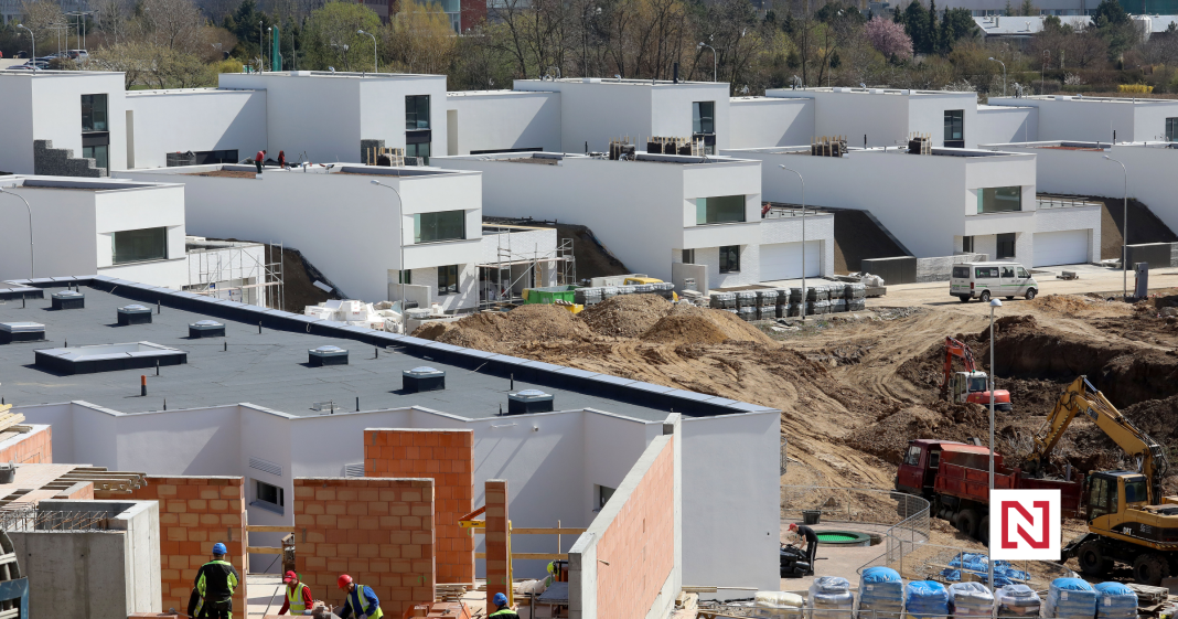 New Building Law: Critics Claim It Favors Big Developers Over Local Communities