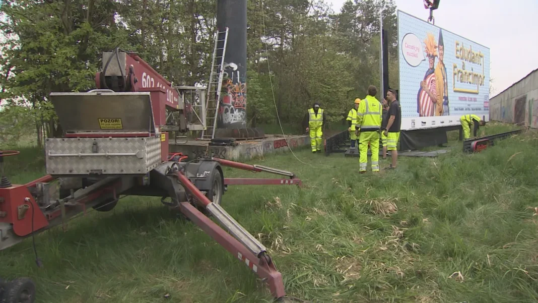 CT Reporters Investigate Aftermath of Illegal Billboard Removal on D1