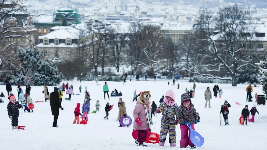 Photos: Kids Enjoy Sledding on Snowy Hills in Prague