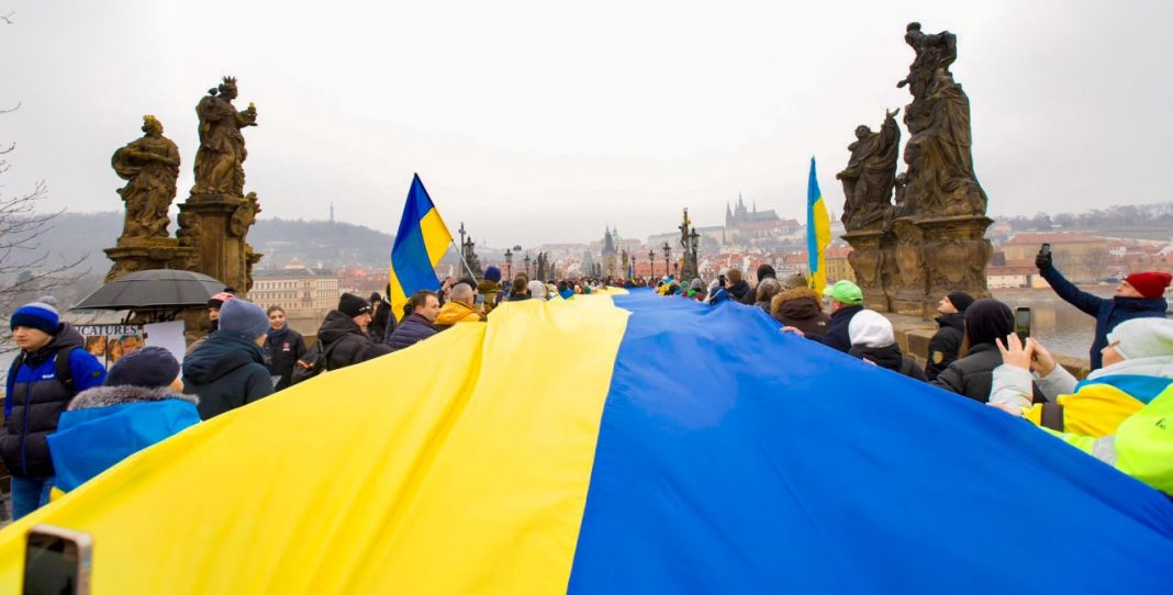 Okamura Criticizes Ukrainian Flag Displayed on Charles Bridge, Calls for Stricter Immigration Policies