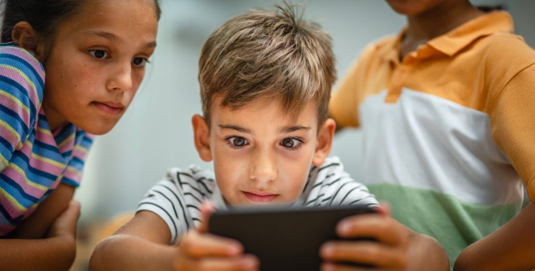 Are Phones in Czech Schools Facing a Ban by 2026? Impact on Students and Parents