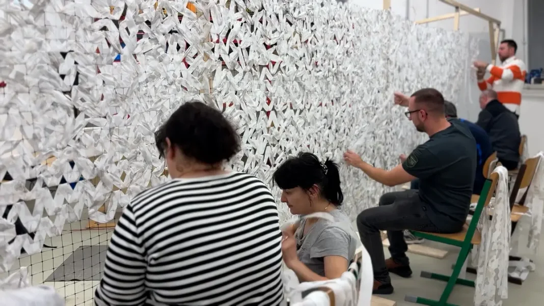 Czechs and Ukrainians Unite to Weave Camouflage Nets for Frontline Soldiers in Community Centers Across the Country