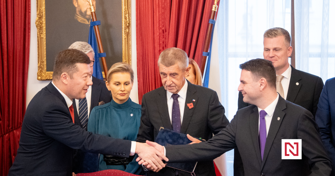 Coalition Leaders’ Successful Week: Babiš and Okamura Avoid Court, Macinka Shines with Trump – Deník N