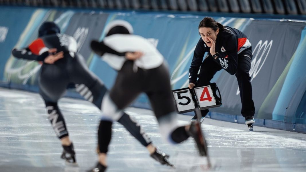 Martina Sáblíková Takes on New Role: Requesting Calm as She Serves Drinks