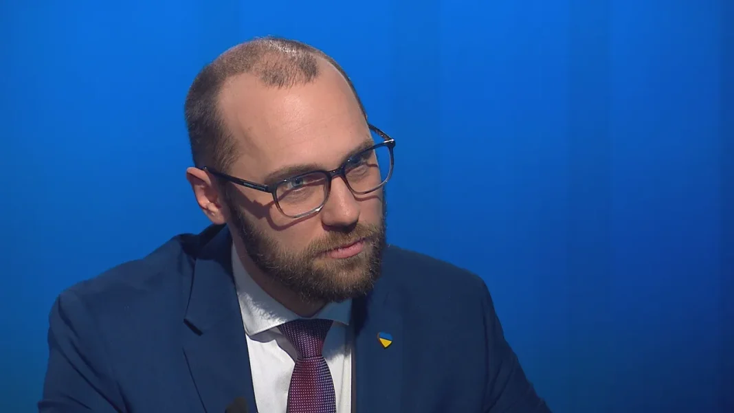 Ukraine’s Survival Hinges on Western Weapon Supplies, Highlights Expert – Czech TV