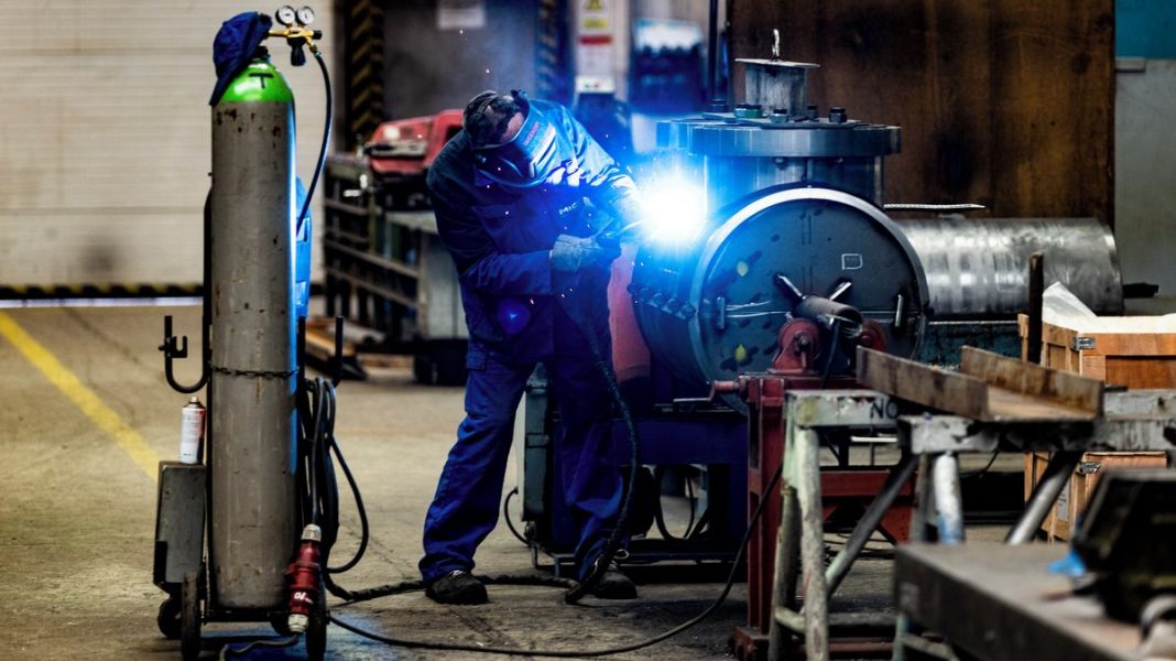 New Survey Reveals Who is More Satisfied at Work