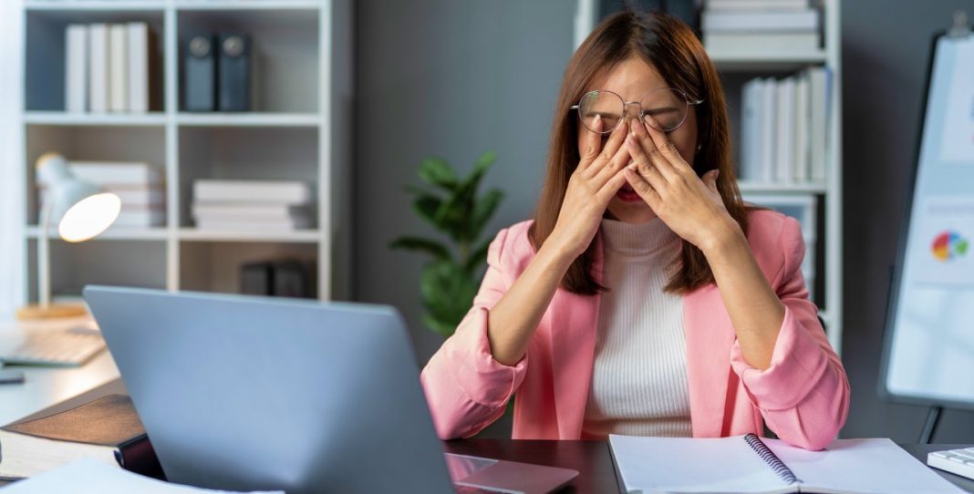 Czech Workplaces Face ‘Quiet Cracking’ as AI and Stress Impact Employees