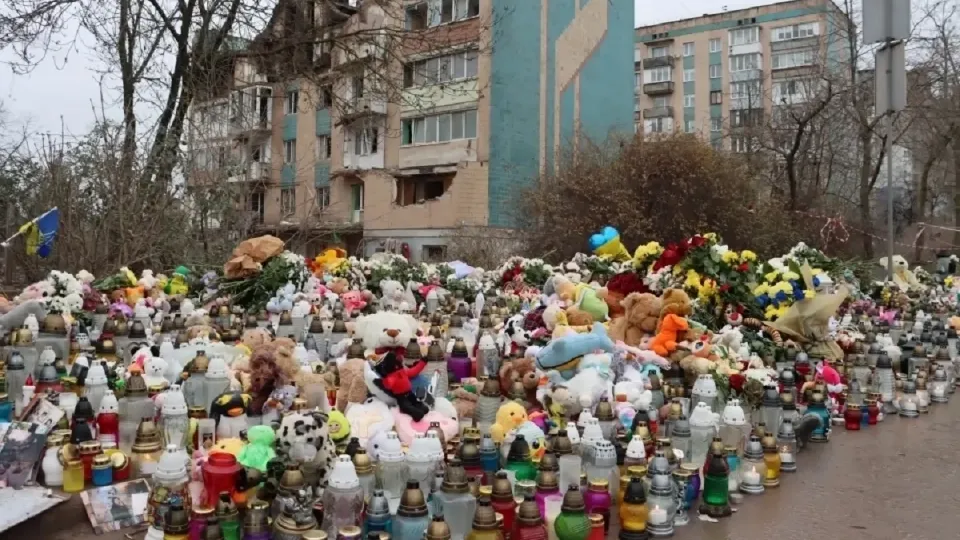 Title: “Heartfelt Stories from Ukraine: Mothers Rescuing Children from the Rubble”